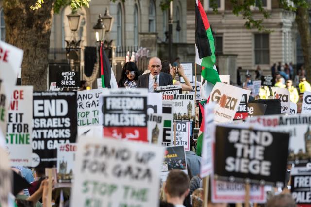 Labour MP Chris Williamson addresses protest against Israel's response to demonstrations in Gaza. Credit: Wiktor Szymanowicz / Barcroft Media via Getty Images