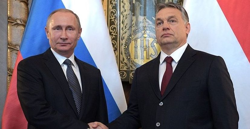 Vladimir Putin (L) meets Viktor Orbàn (R) in 2019