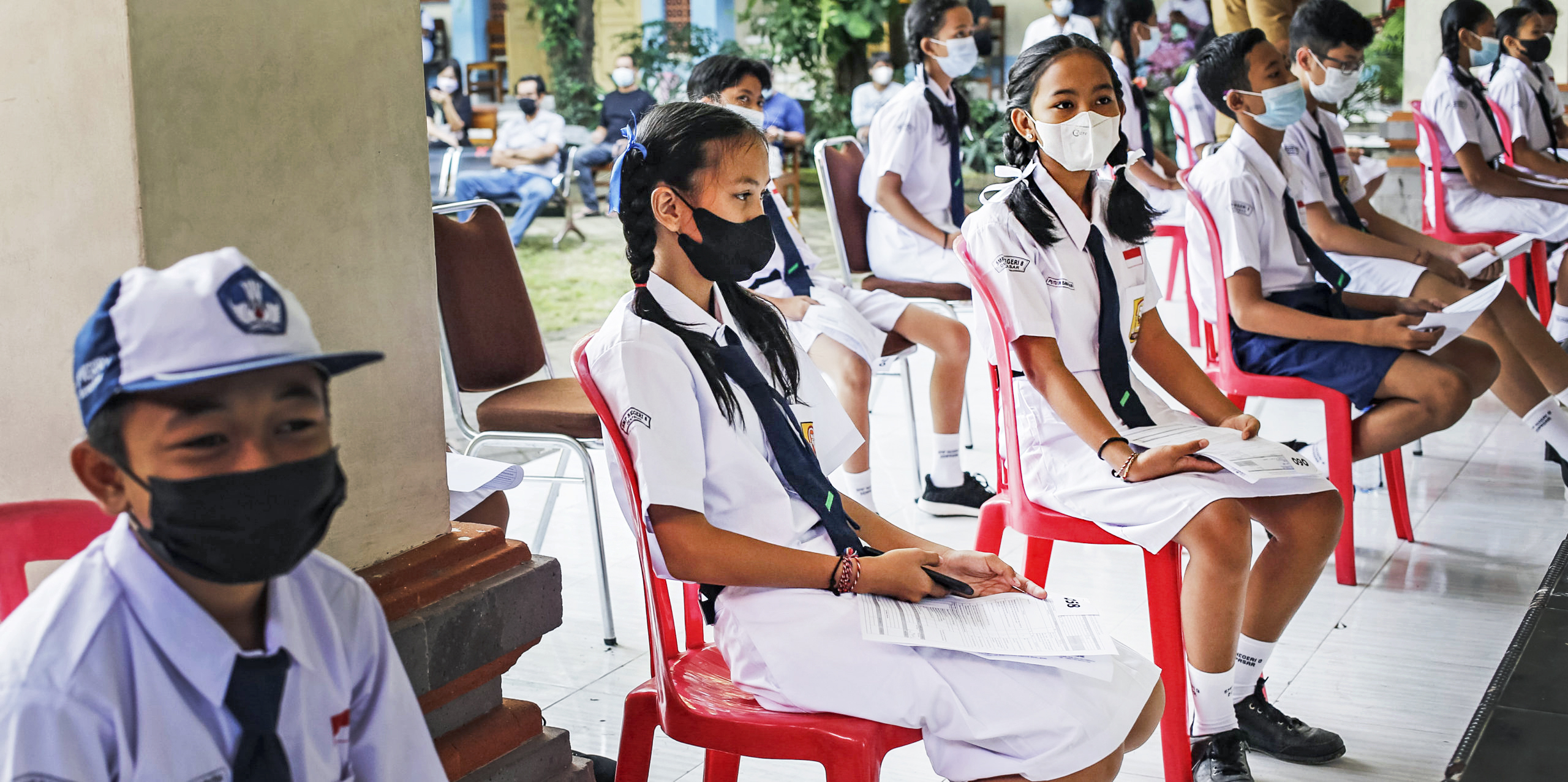 Middle school students wait to receive a vaccine. Credit: Getty