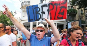 English words on French ID cards? Scandale!