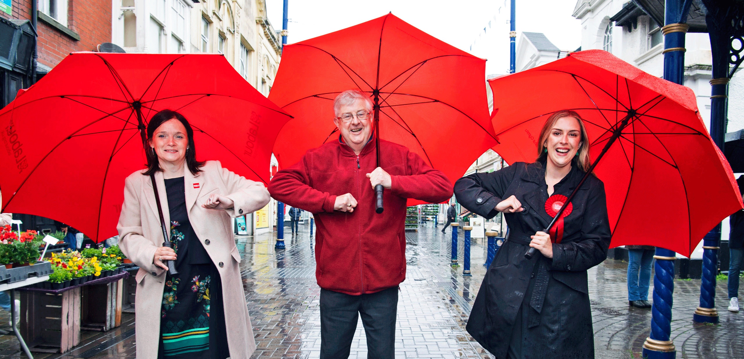 First Minister of Wales Mark Drakeford (C) taps elbows. Credit: Getty