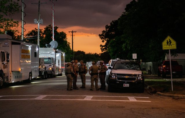 Law enforcement officers  outside of Robb Elementary School (Brandon Bell/Getty Images)