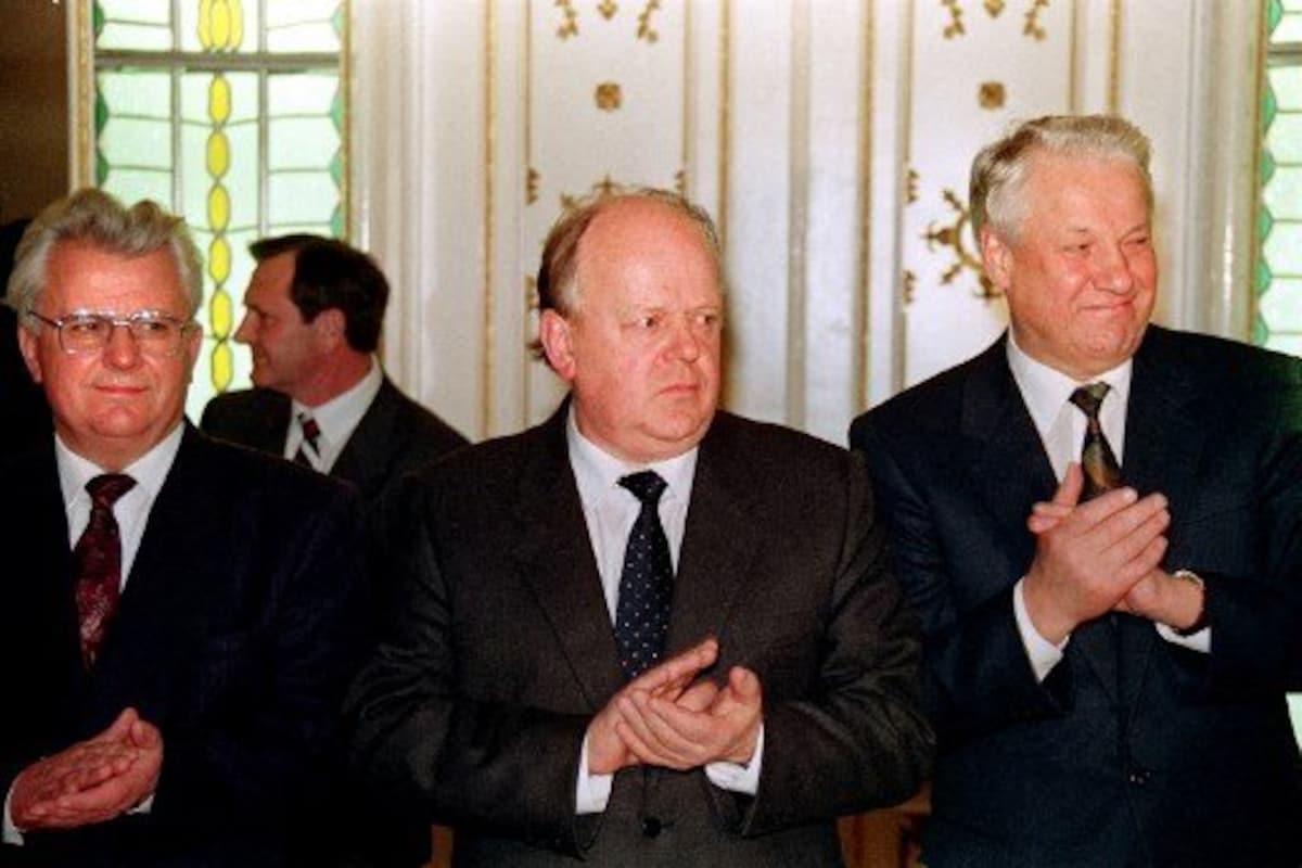 Leonid Kravchuk (L), Stanislav Shushkevich (C) and Boris Yeltsin (R)