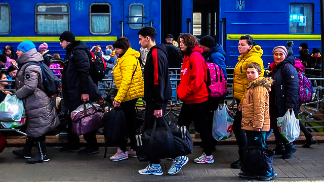 Ukrainian refugees prepare to board a train. Credit: Getty.