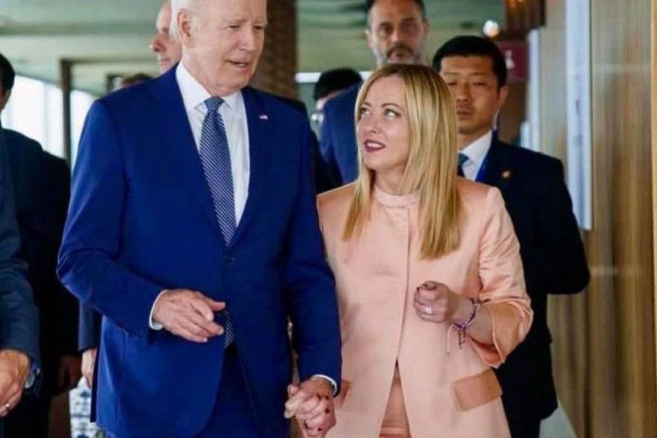 Joe Biden holds hands with Giorgia Meloni at the G7 meeting in Hiroshima 