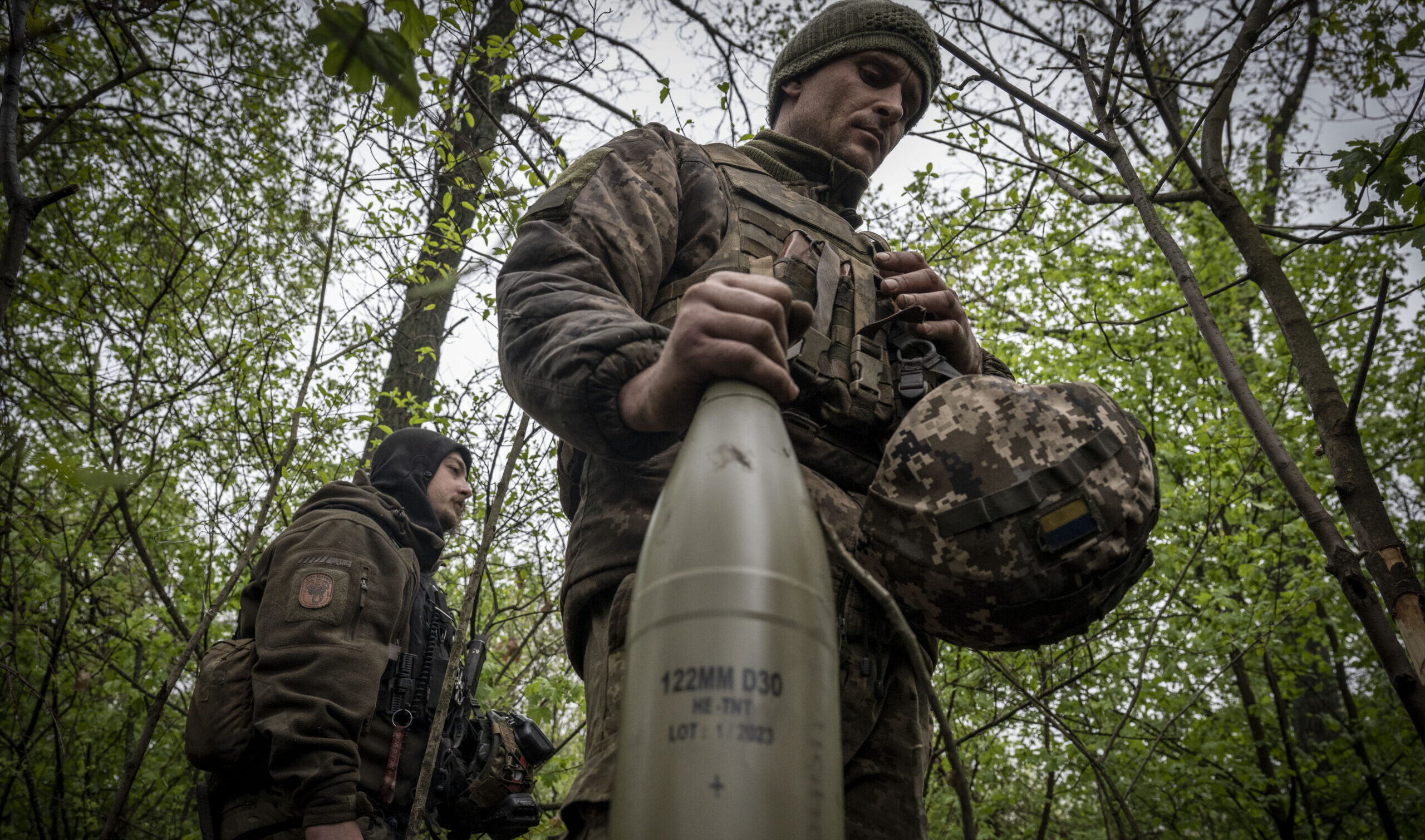 Ukrainian soldiers prepare to open fire on Russian positions near Bakhmut last week. Credit: Getty