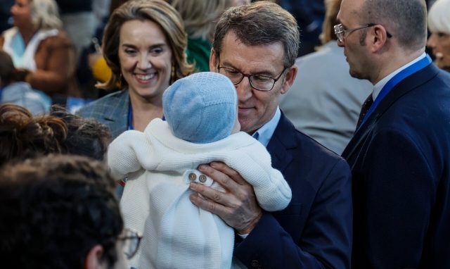 Popular Party leader Alberto Nuñez Feijoo meets a swing voter. Credit: Getty