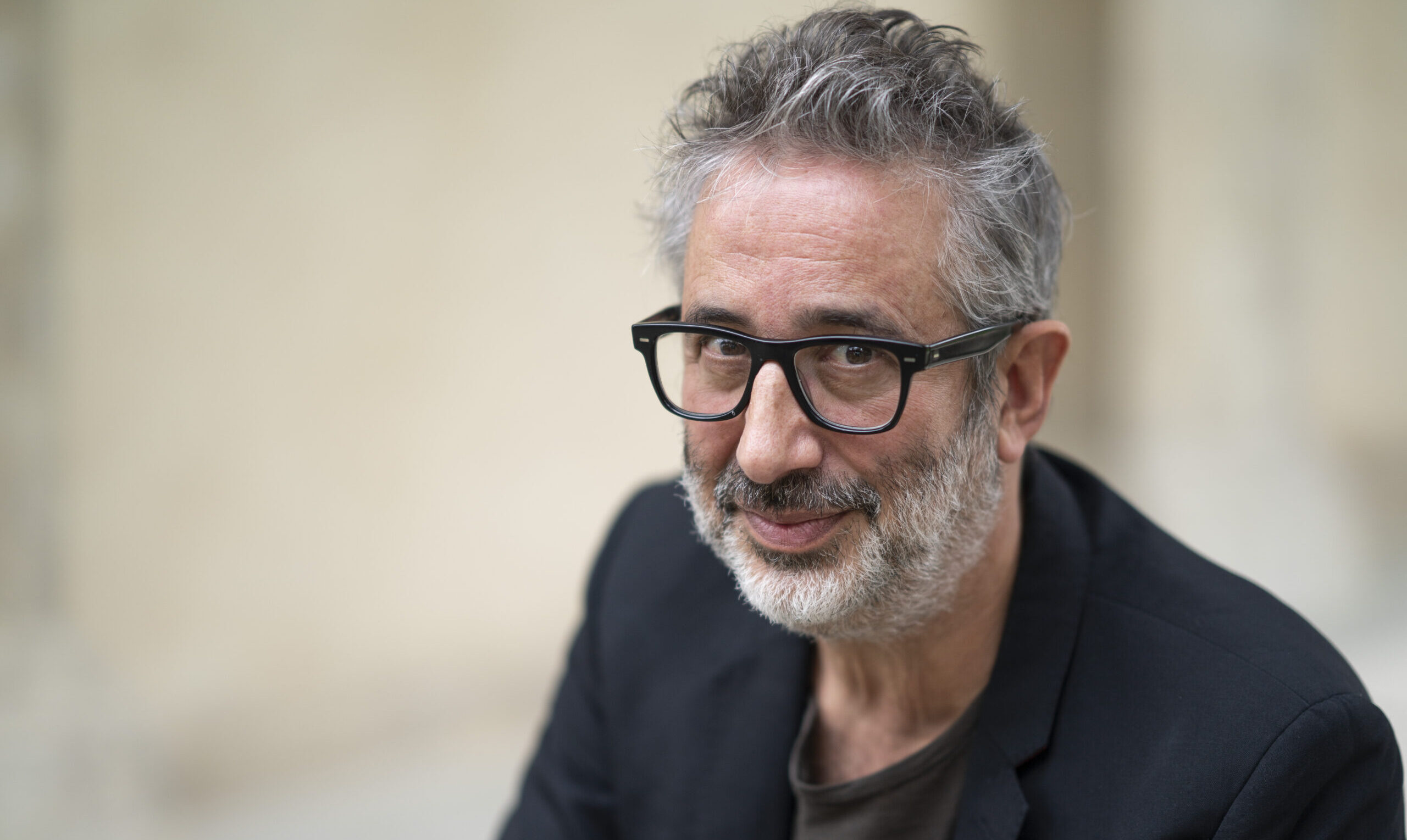 David Baddiel demonstrates his male gaze. Credit: Getty