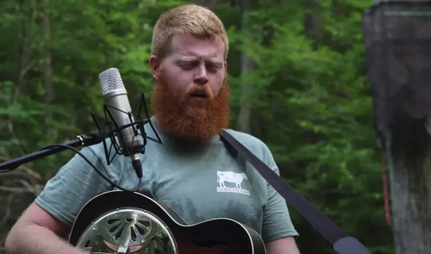 Oliver Anthony singing his viral hit "Rich Men North of Richmond". Credit: YouTube