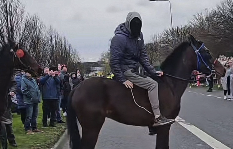 Ireland's horseback protestors took to the streets in Coolock, Dublin. Credit: X