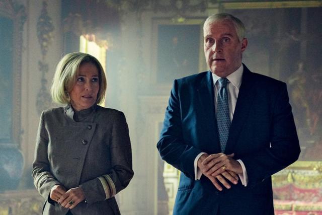Gillian Anderson as Emily Maitlis and Rufus Sewell as Prince Andrew in Scoop. Credit: Netflix