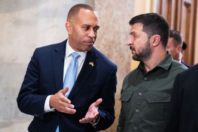 Hakeem Jeffries meets Volodymyr Zelensky in Washington DC last year. Credit: Getty