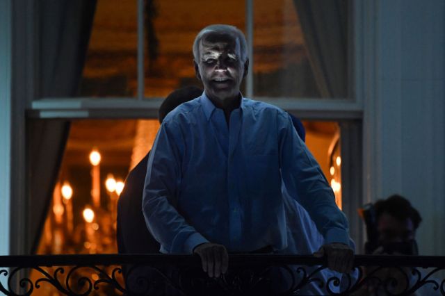 Biden haunts a White House balcony (NICHOLAS KAMM/AFP via Getty Images)