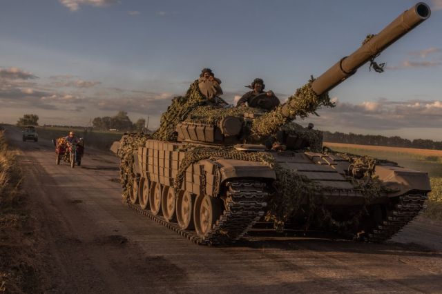 Ukrainian servicemen operate a tank near the Russian border last week. Credit: Getty