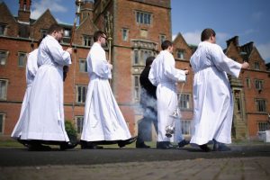 Why are Anglican priests converting to Catholicism?