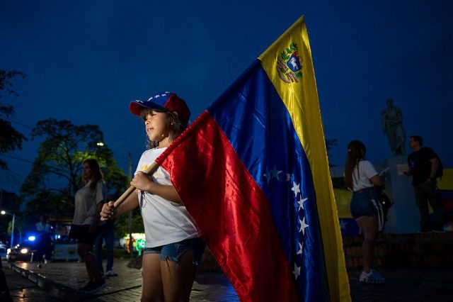 People gather on the Colombia-Venezuela border. Credit: Jair F. Coll/Getty)